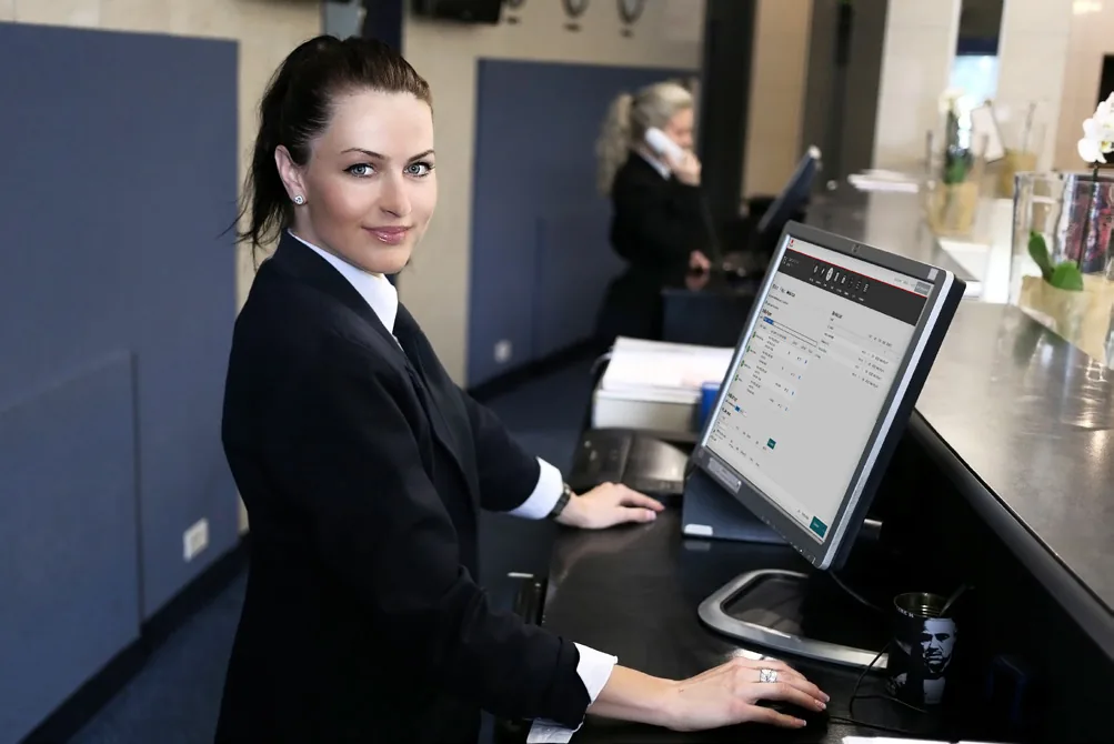 Receptorka na računalniku ureja vsebine hotelskega informativnega kanala